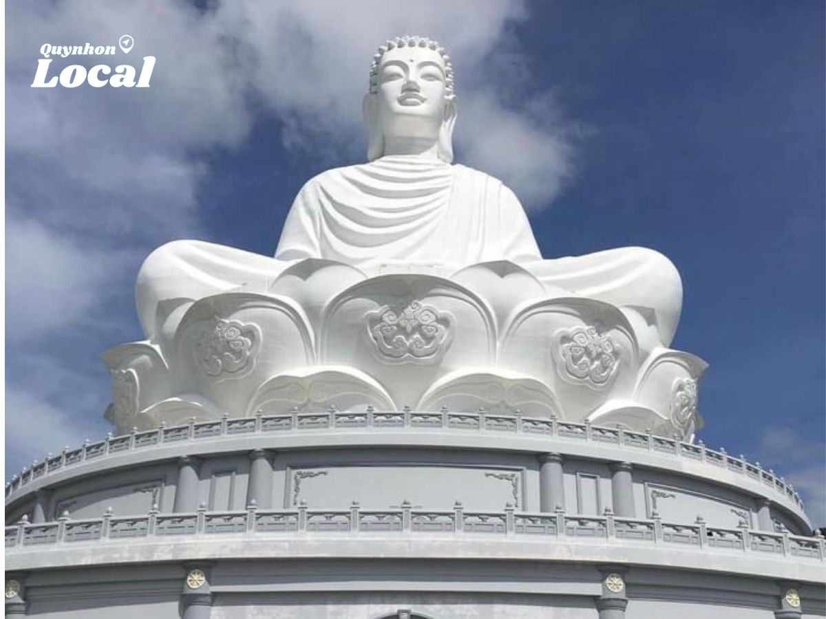 Tượng Phật tại chùa Ông Núi
