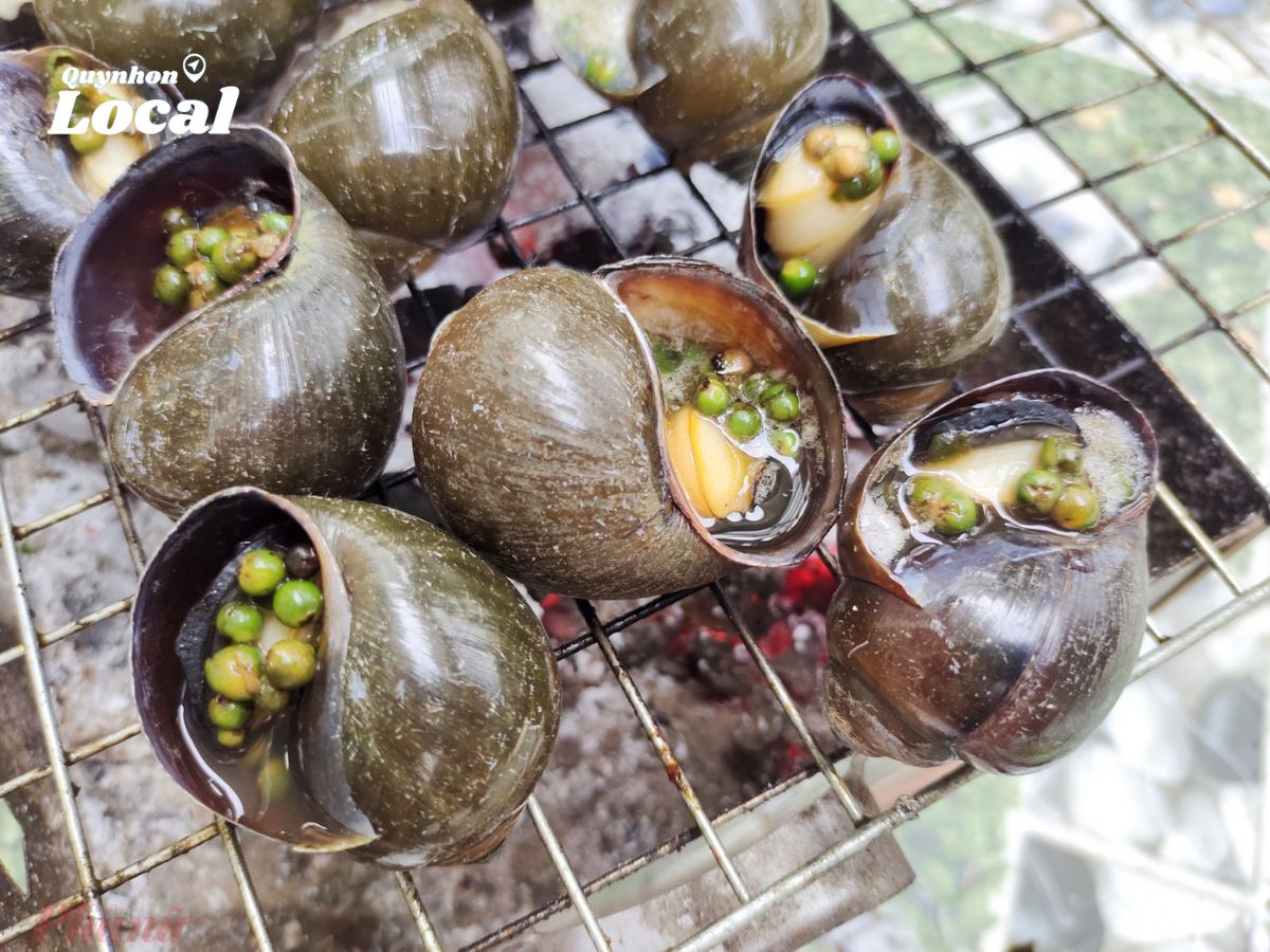 Thưởng thức các món ốc cùng người thân, bạn bè