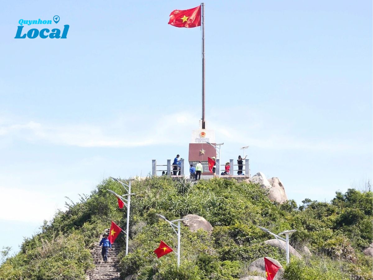 Cột cờ thanh niên tại Cù Lao Xanh