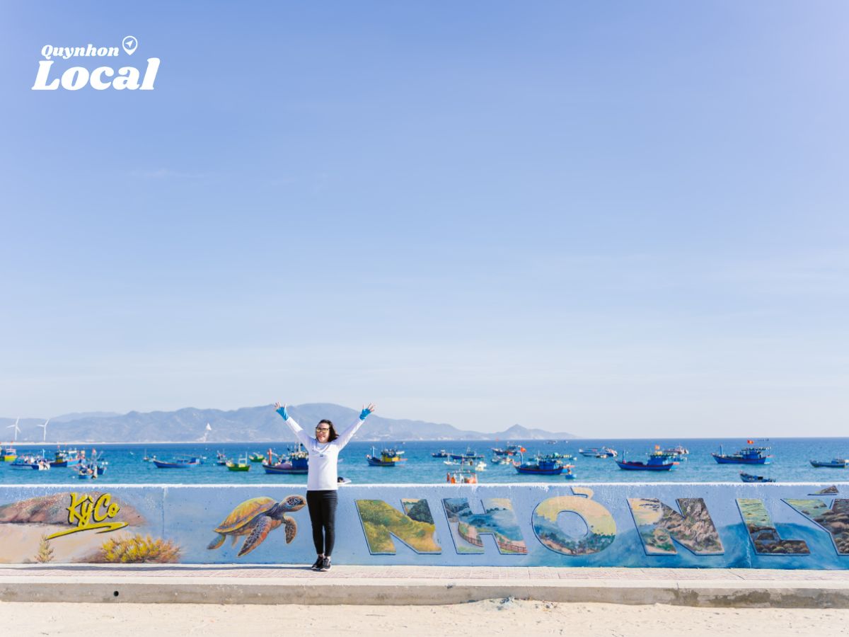 Du khách check in tại bãi biển Nhơn Lý - Quy Nhơn