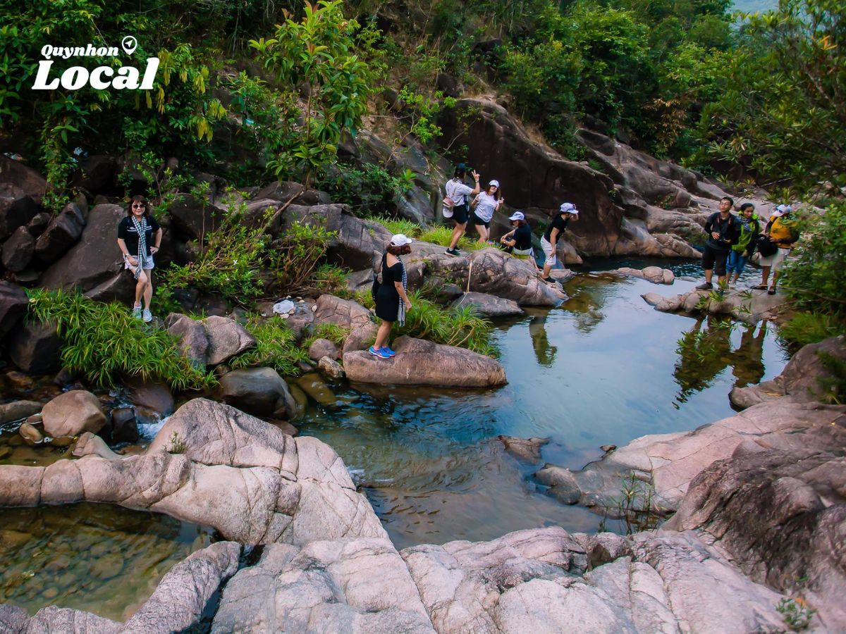 Tham gia các tour để đảm bảo an toàn khi ghé thăm Hầm Hô bạn nhé