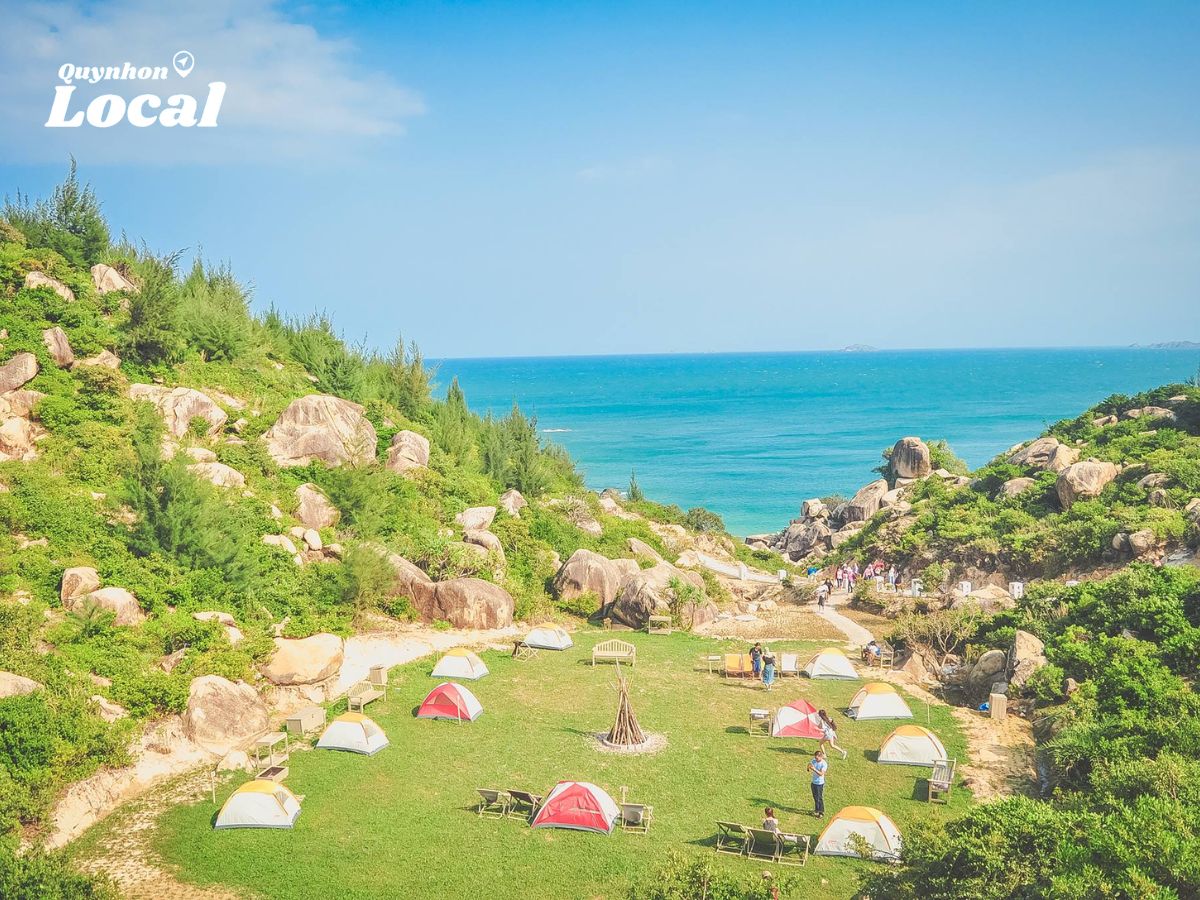 Cắm trại dưới vẻ đẹp của núi đá và biển xanh