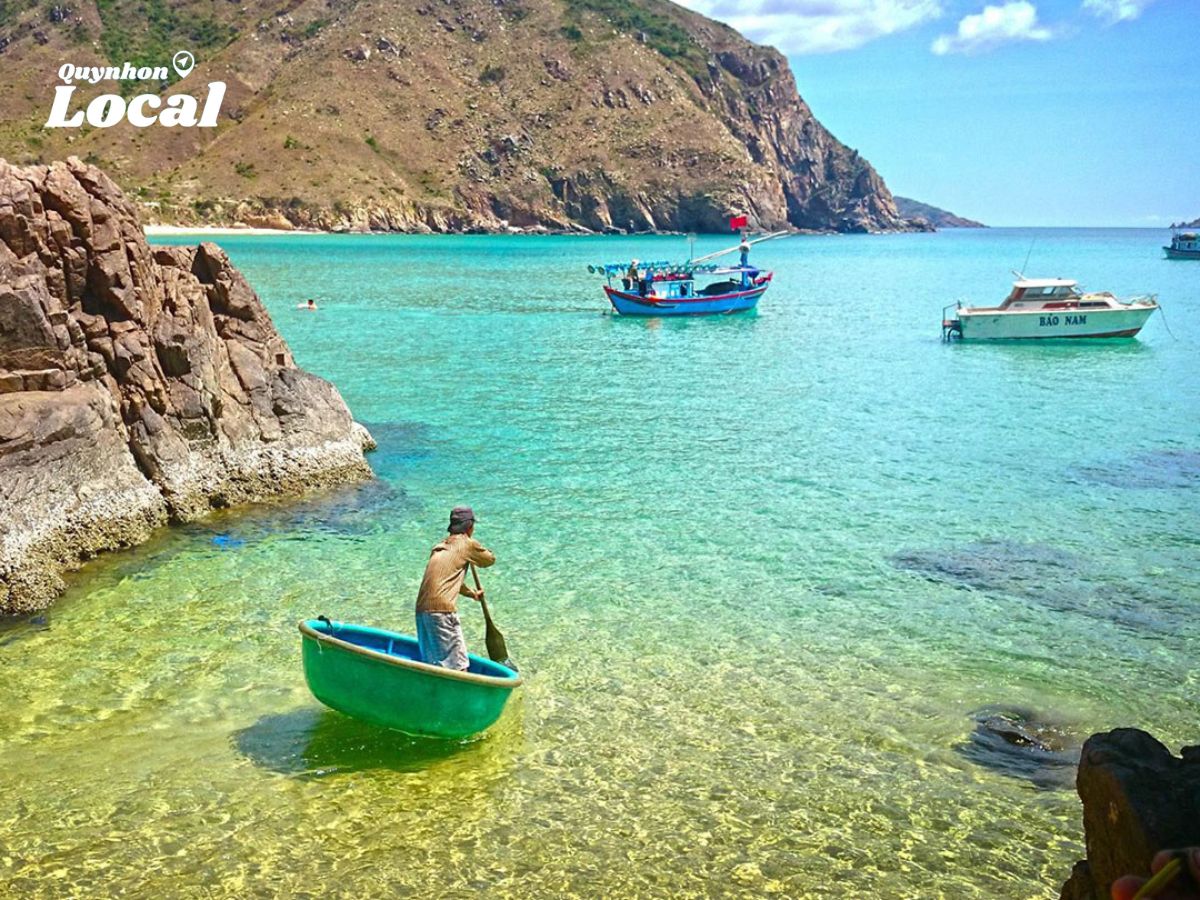 Bãi biển trong xanh, mát rượi
