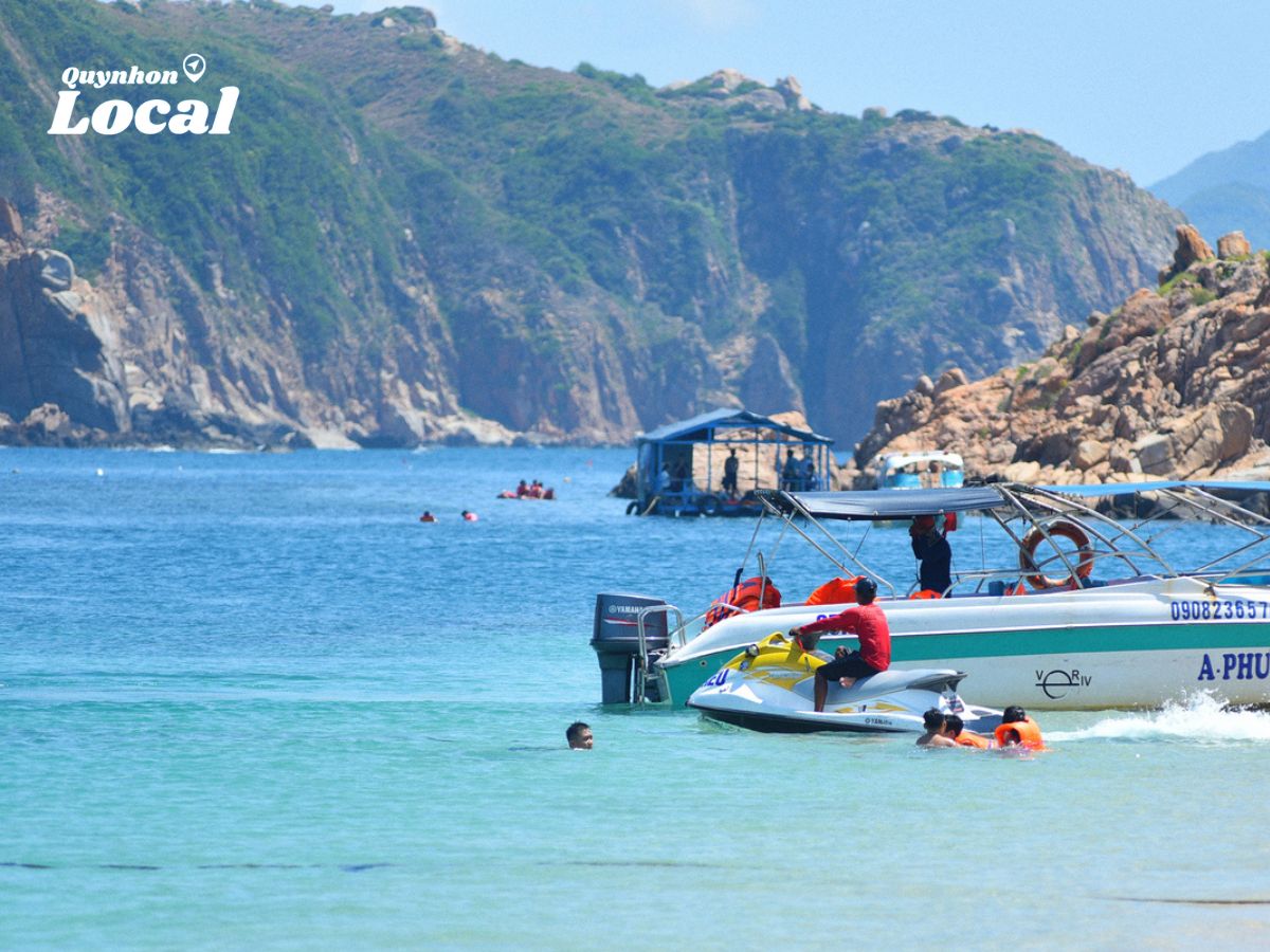Đến Hòn Khô thì không thể bỏ qua việc tắm biển