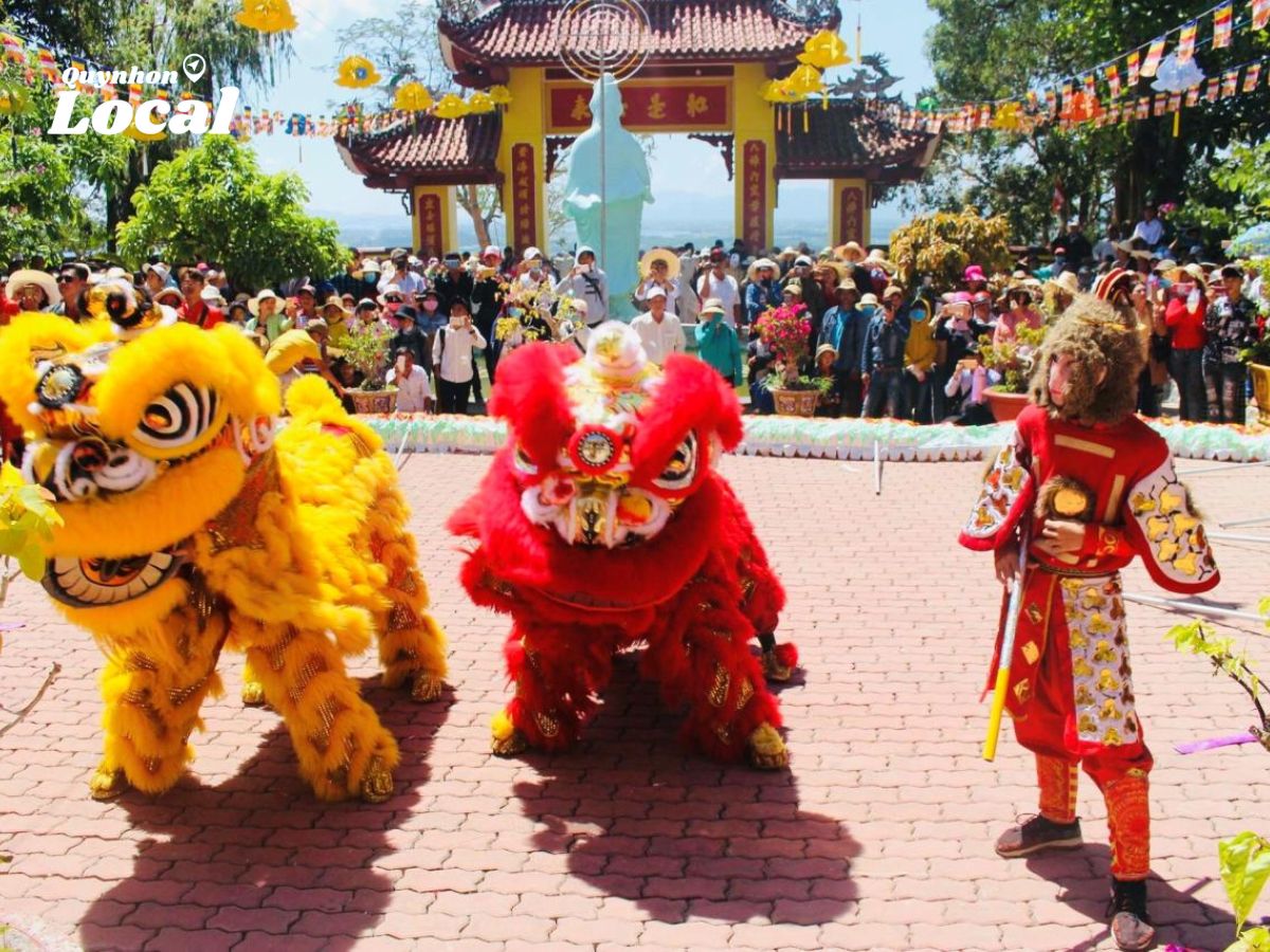 Người dân tham dự lễ hội tại Chùa Ông Núi