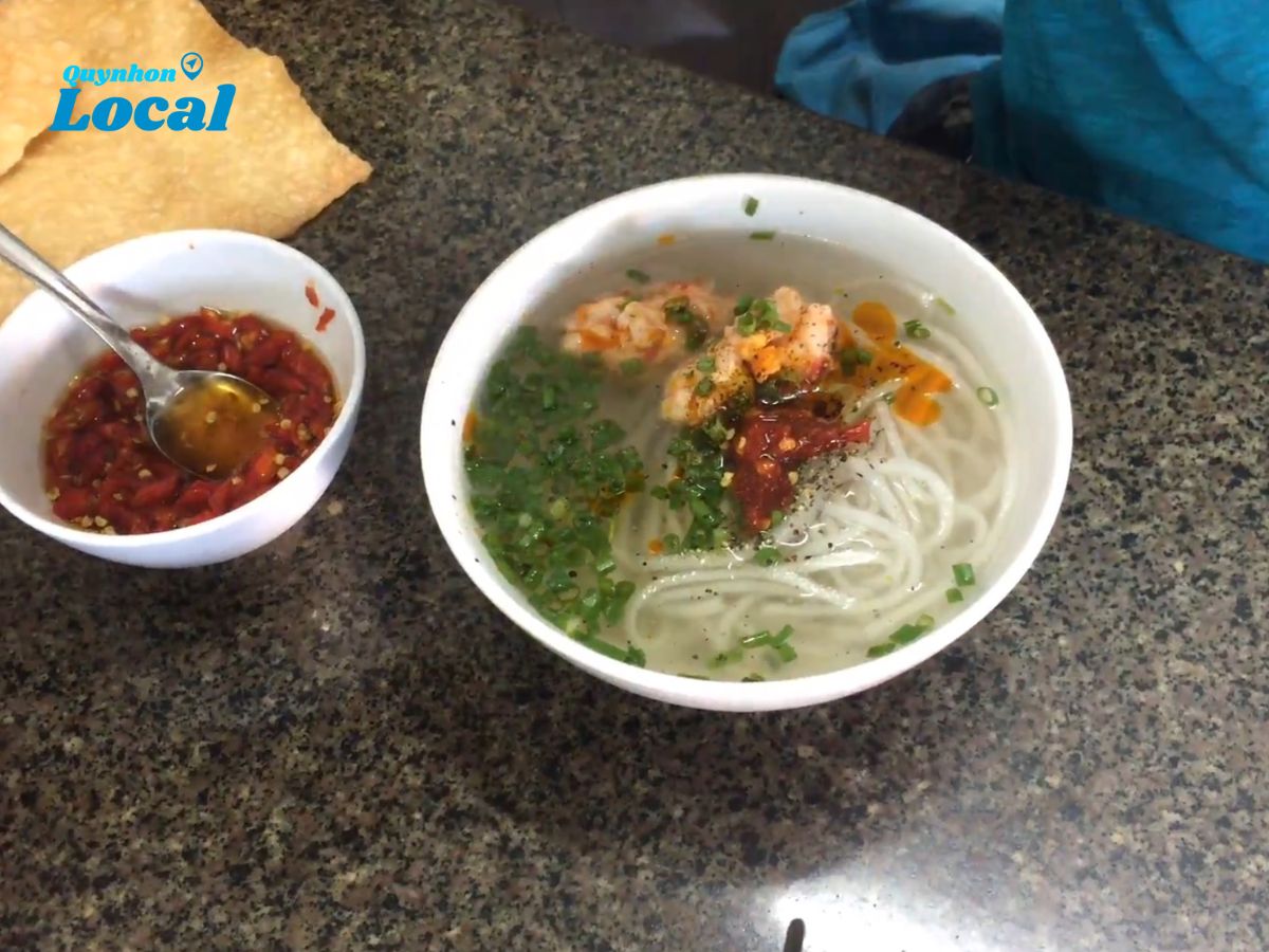 Bánh canh chả cá, tôm với nước dùng đậm đà