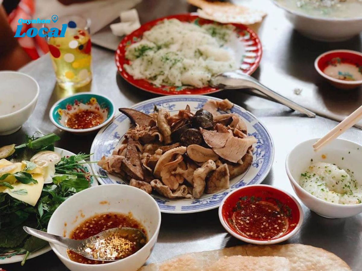 Bánh hỏi ăn cùng với lòng heo Quy Nhơn
