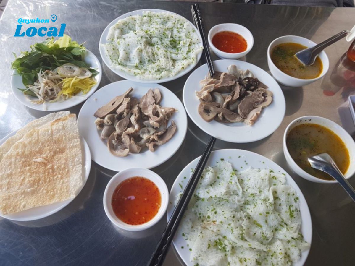 Bánh hỏi lòng heo Quy Nhơn ngon khó tả với điểm nhấn ở chén nước mắm pha