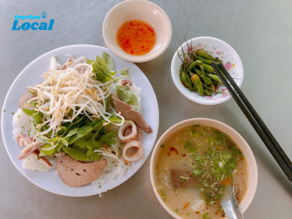 Bắt đầu bữa sáng bằng một phần bánh hỏi lòng heo tại quán 198 Ngô Mây
