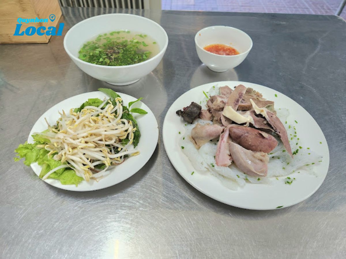 Lòng heo được luộc chín tới, đảm bảo độ ngon cho khách hàng