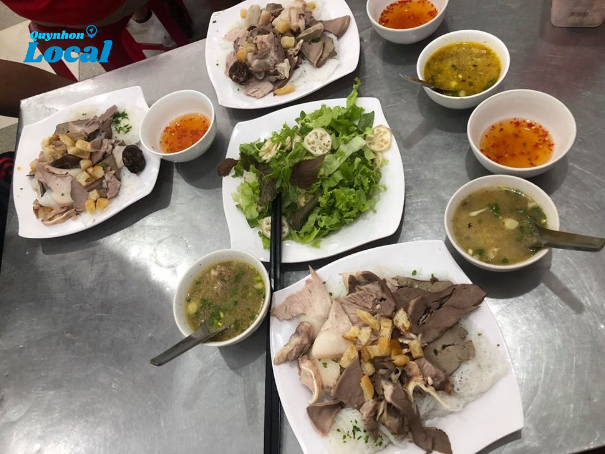 Lòng heo bánh hỏi ăn cùng với cháo, sự kết hợp tuyệt hảo