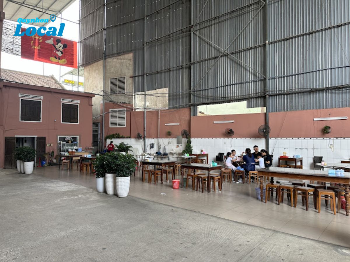 Không gian quán Hồng Linh rộng rãi, nơi đến cho các khách du lịch