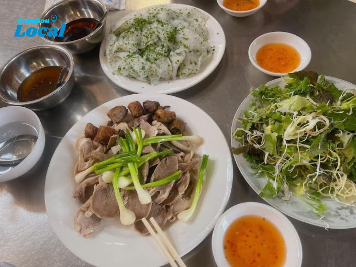 Bánh hỏi và lòng heo được để riêng
