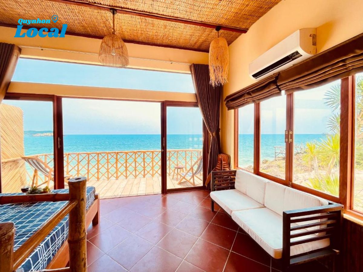 Tone màu xanh dương dịu mắt không chỉ giúp tôn lên vẻ đẹp của biển cả mà còn mang lại cảm giác thư giãn tối đa cho du khách