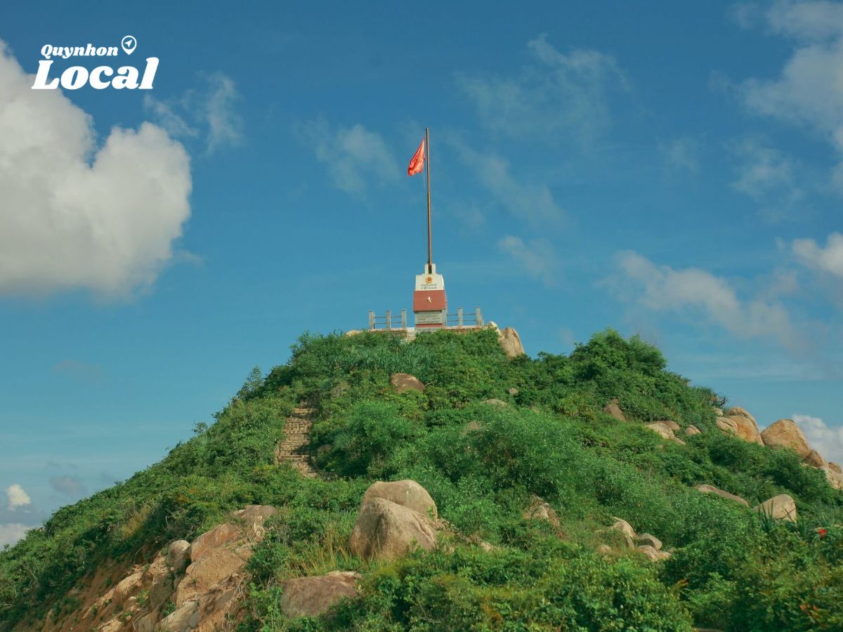 Cột cờ thanh niên ở đảo Cù lao Xanh