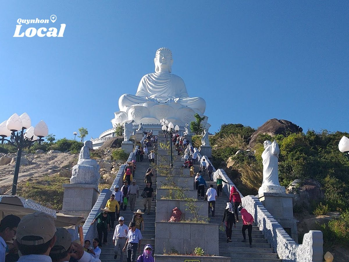 Đường lên chùa Ông Núi