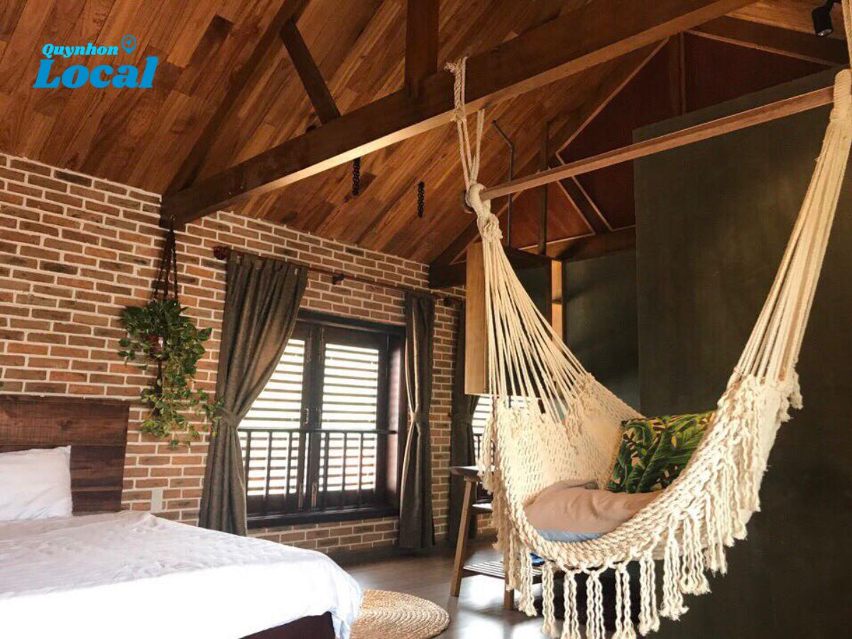 Phòng ngủ mang thiết kế đơn giản, tiện nghi