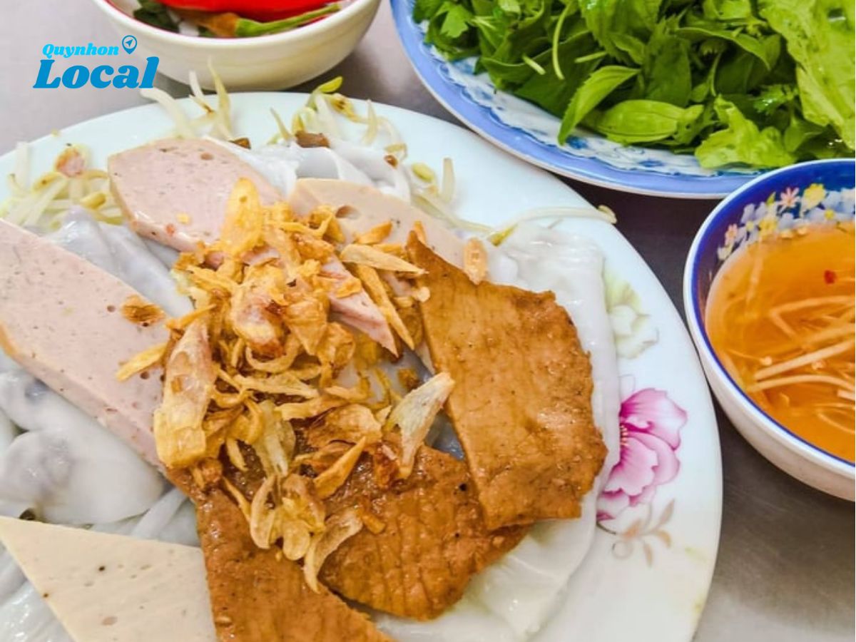 Bánh cuốn Quy Nhơn Ông Tèo với vỏ mềm, nhân thịt băm nướng thơm ngát