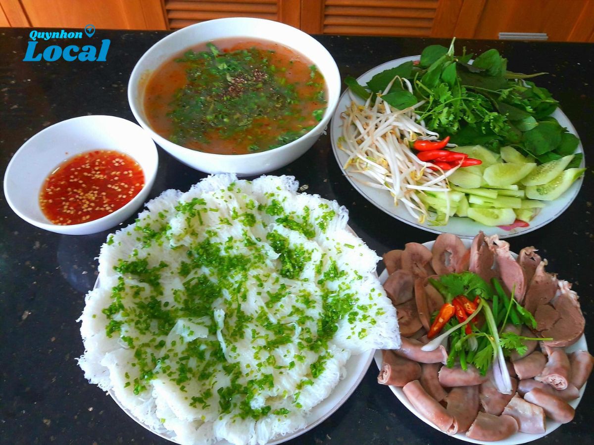 Sự kết hợp độc đáo giữa bánh hỏi vào cháo lòng heo