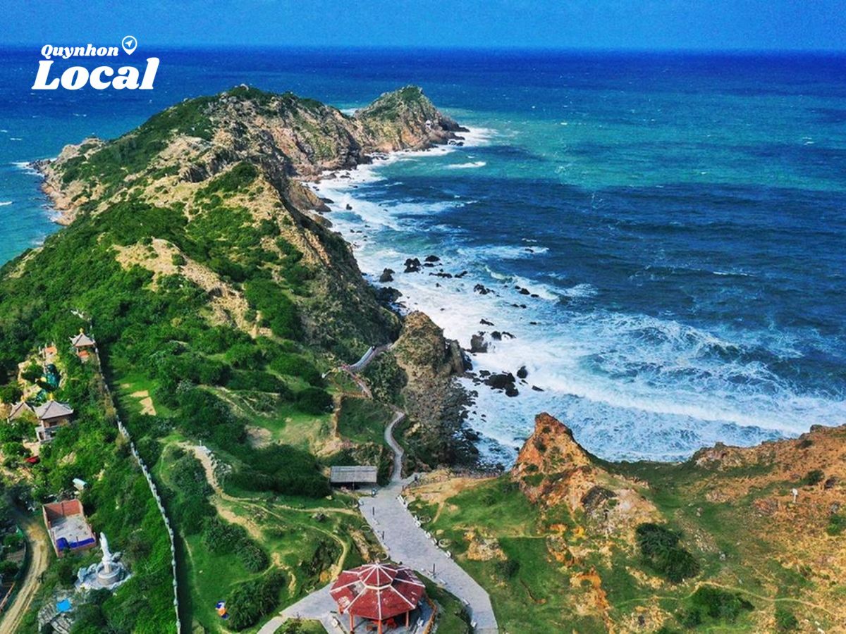 Cảnh vật nơi đây mang vẻ đẹp hoang sơ, bình yên, là điểm đến lý tưởng cho những ai yêu thích sự tĩnh lặng và muốn tránh xa ồn ào của thành phố.
