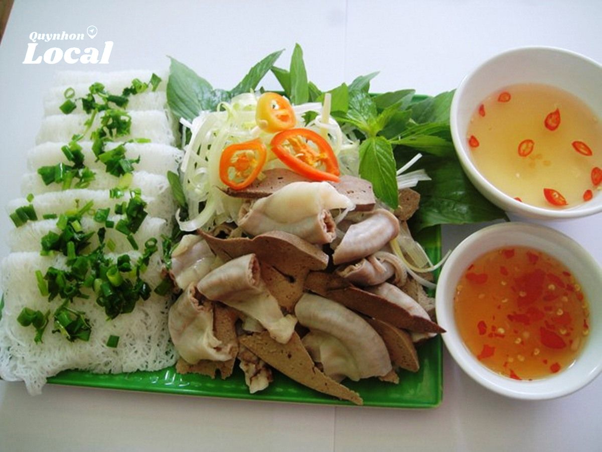 Hưởng thức bánh hỏi lòng heo hấp dẫn ở Quy Nhơn