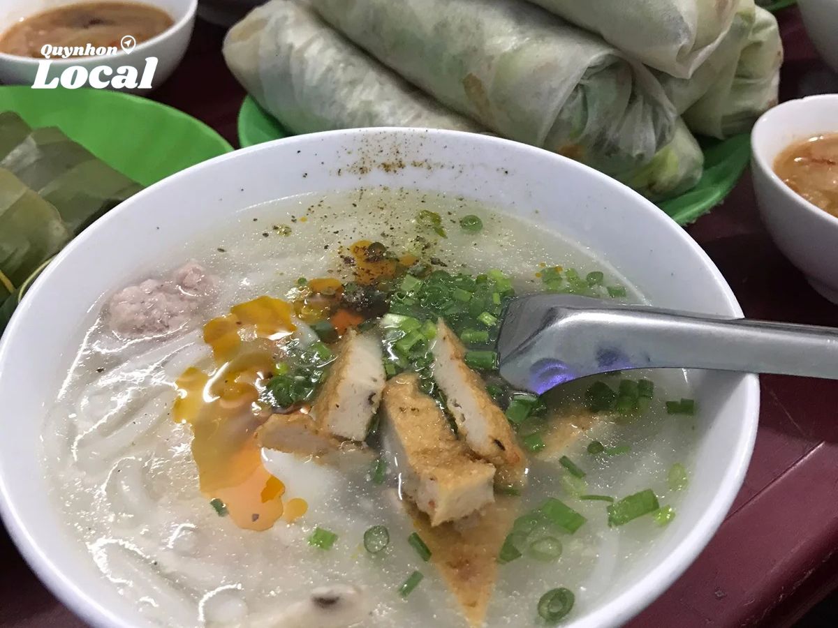 Quán bánh canh hẹ ngon đúng vị ở Quy Nhơn