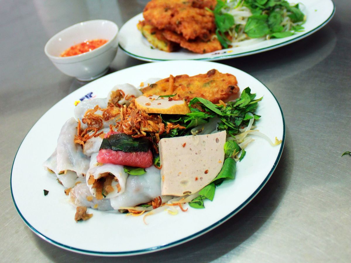 Đĩa bánh cuốn đầy đặn với nhiều loại topping