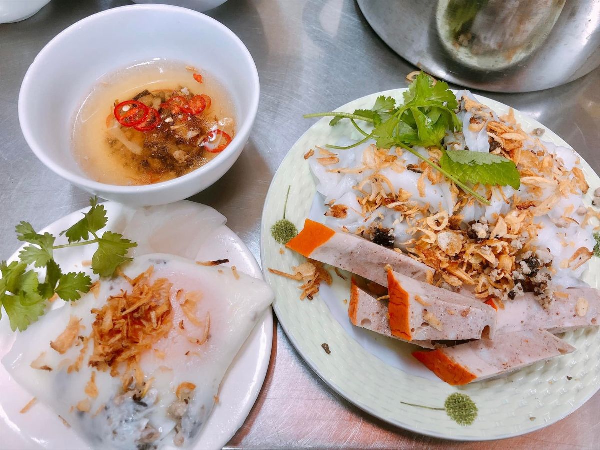 Bánh cuốn Dì 6 mềm, dẻo với phủ topping hấp dẫn