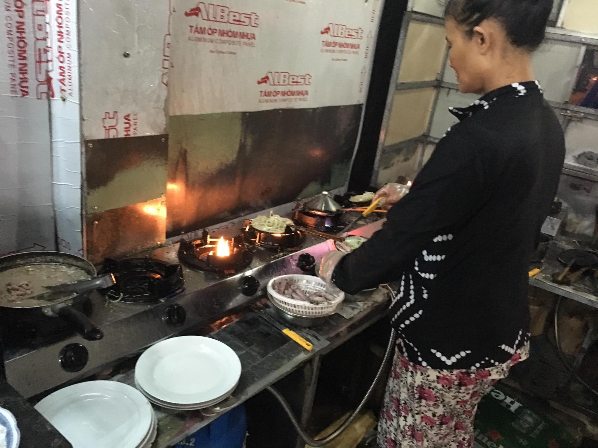 Bánh xèo tôm nhảy Anh Vũ