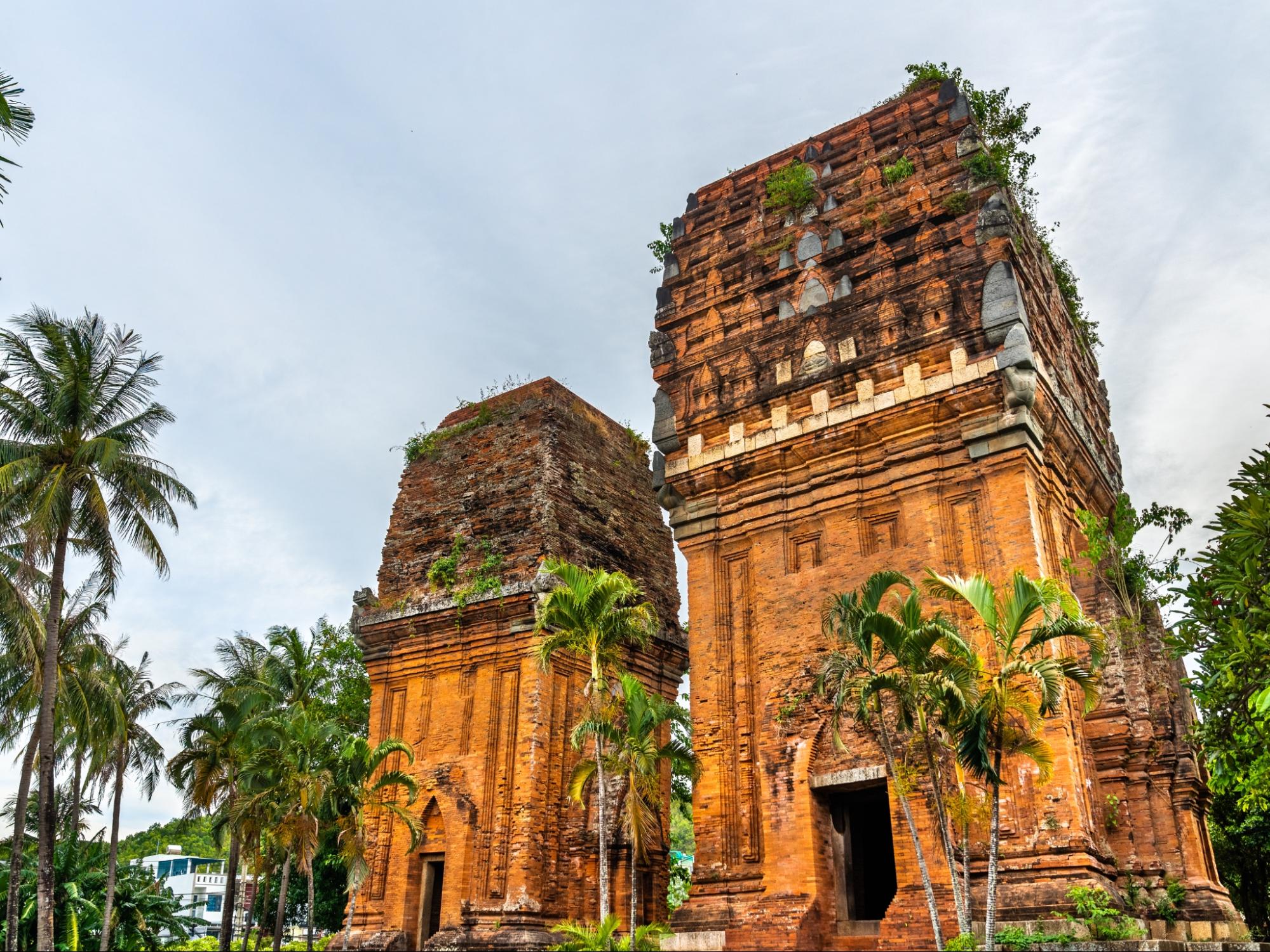Tháp Bánh Ít