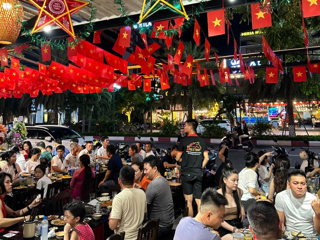 Đèn Nhà Út Food & Beer Quy Nhơn