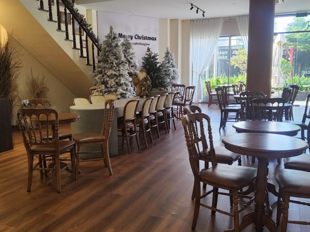 Tiệm cà phê tháng tám